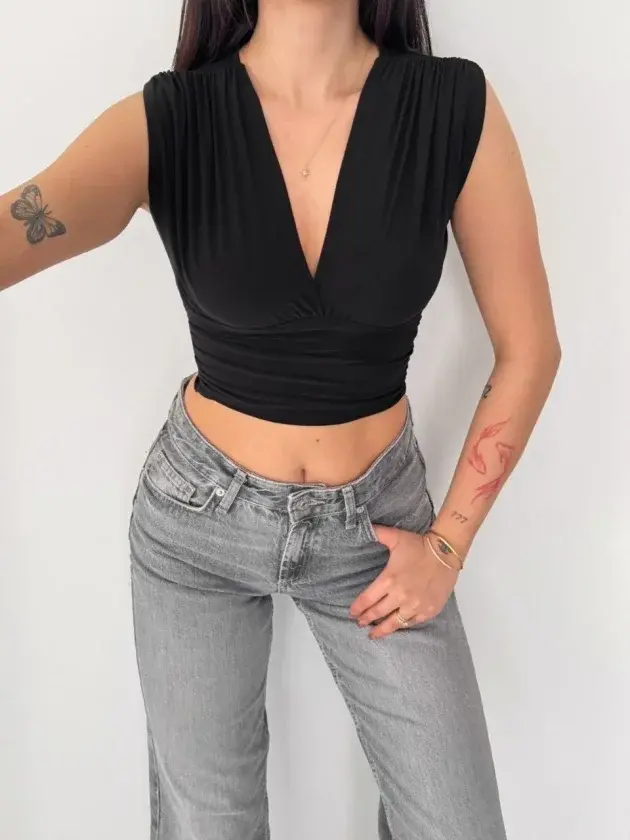 Vatkalı Kolsuz V Yaka Drapeli Crop Bluz Likralı Fit