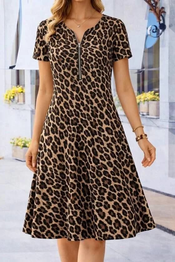 Kadın Kısa Kollu Yakası Fermuar Detaylı Leopar Desenli Midi Süprem Elbise
