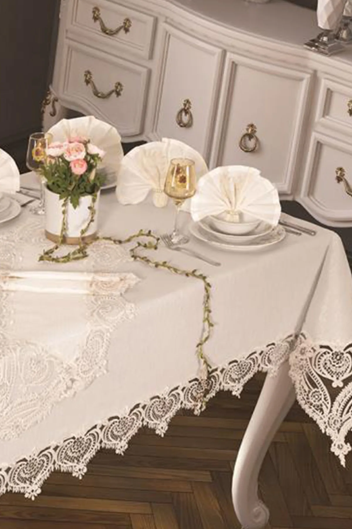Rose Heart Masa Örtüsü 26 Parça Krem