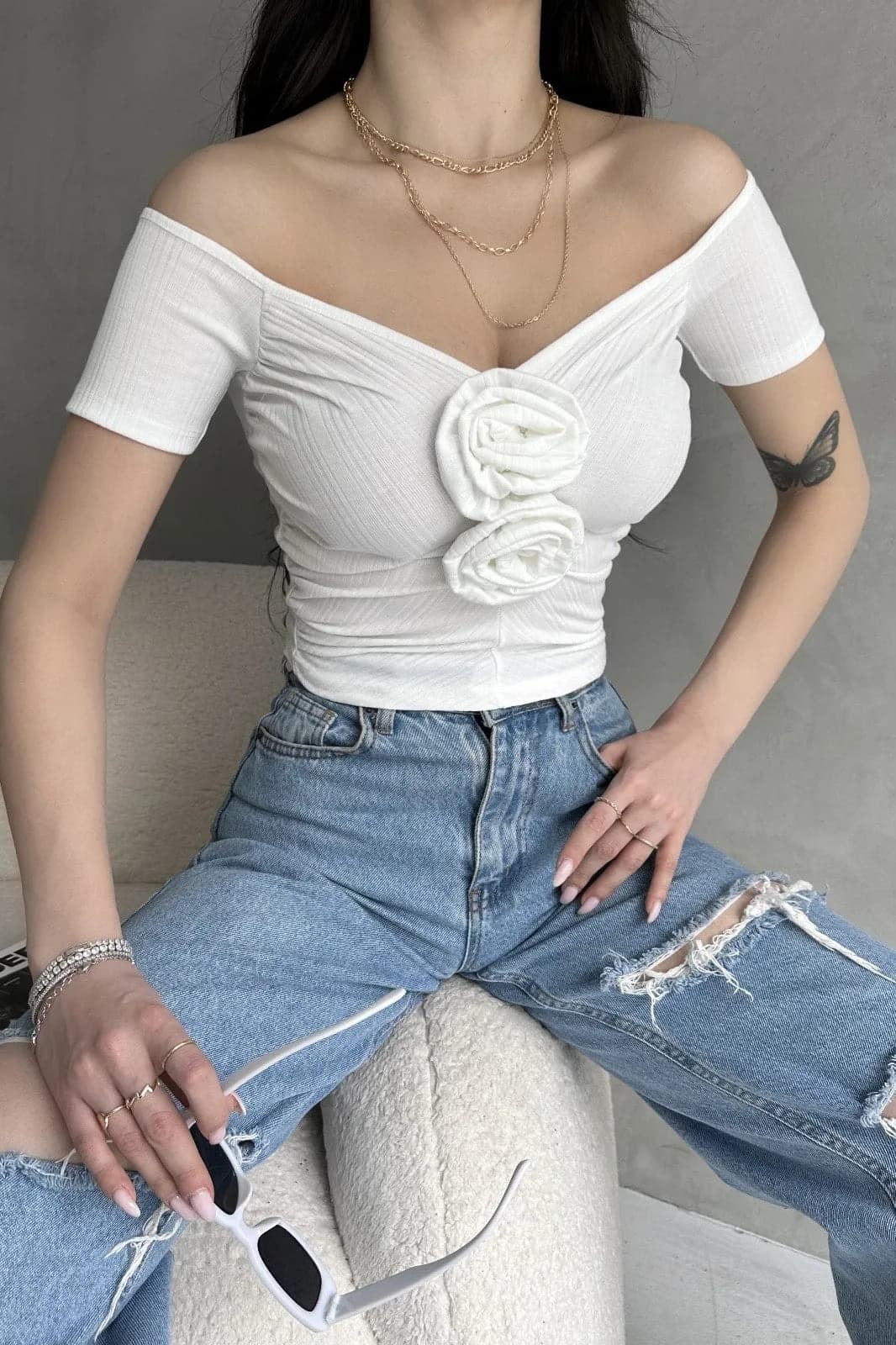 Kayık Yaka Gül Detaylı Crop Bluz - BEYAZ