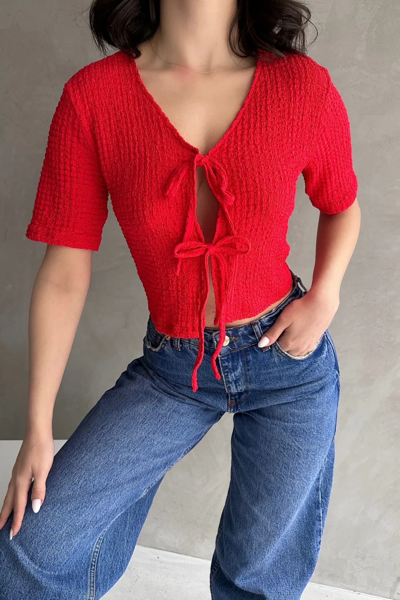 V Yaka Önü Bağlamalı Gofre Crop Bluz - KIRMIZI