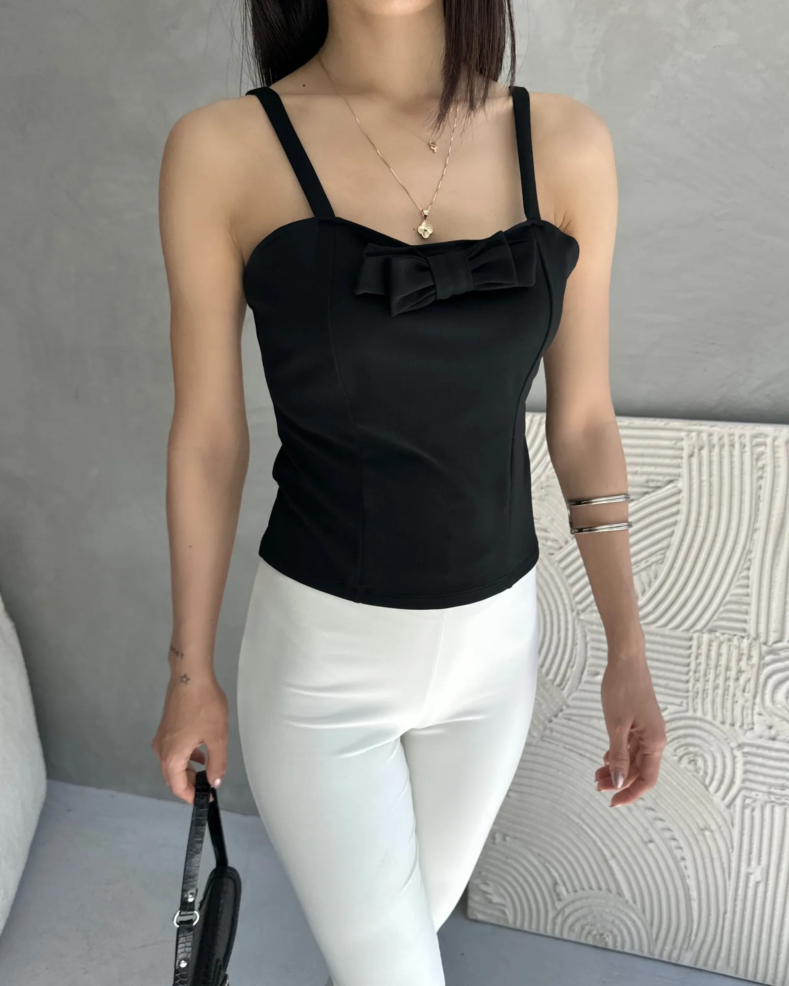İp Askılı Yakası Fiyonk Detaylı Crep Bluz - SİYAH