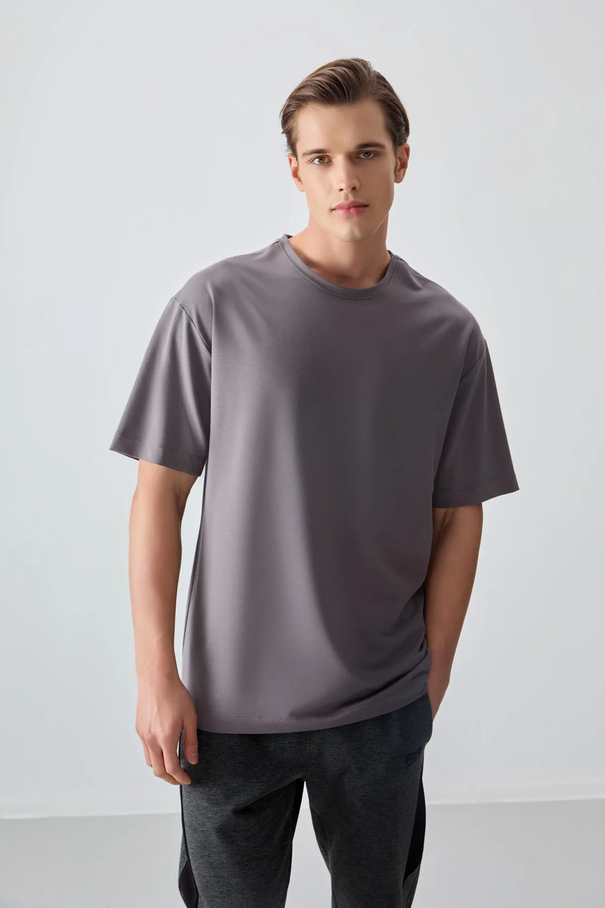 Koyu Gri Pamuklu Kalın Yumuşak Dokulu Oversize Fit Basic Erkek T-Shirt - 88377 - Koyu gri