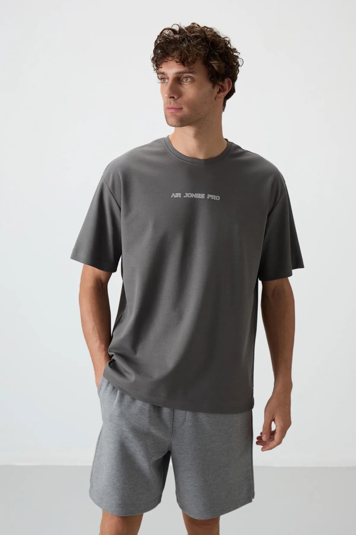 Koyu Gri Pamuklu Kalın Yüzeyi Dokulu Oversize Fit Baskılı Erkek T-Shirt - 88364 - Koyu gri