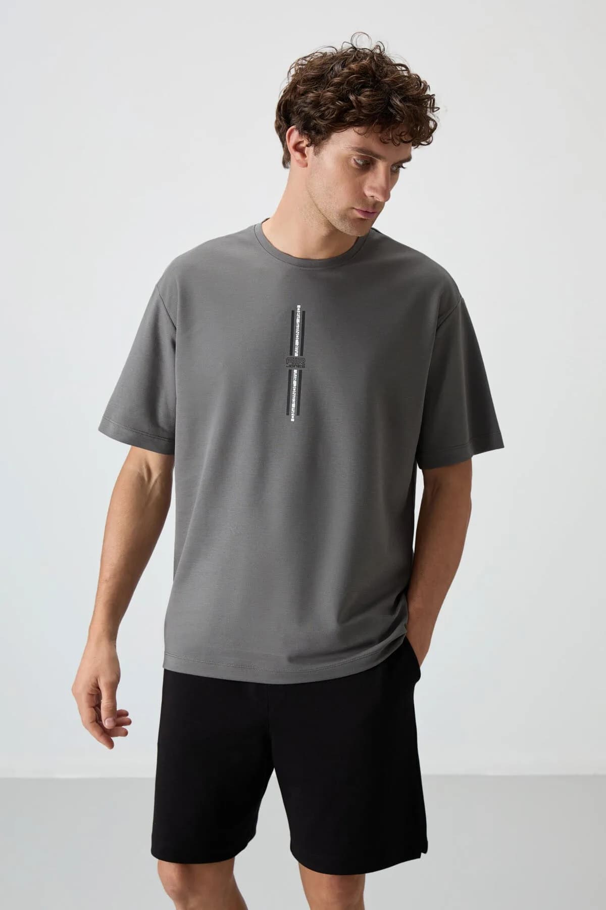 Koyu Gri Pamuklu Kalın Yüzeyi Dokulu Oversize Fit Baskılı Erkek T-Shirt - 88366 - Koyu gri