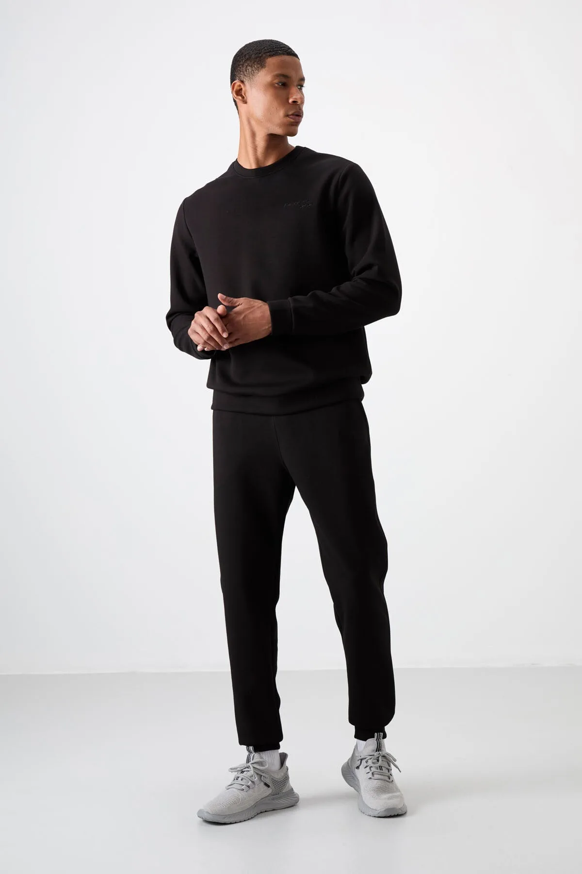 Siyah - Siyah Pamuklu Kalın Yumuşak Dokulu Comfort Fit Nakışlı Erkek Eşofman Takım - 85254 - Siyah/siyah