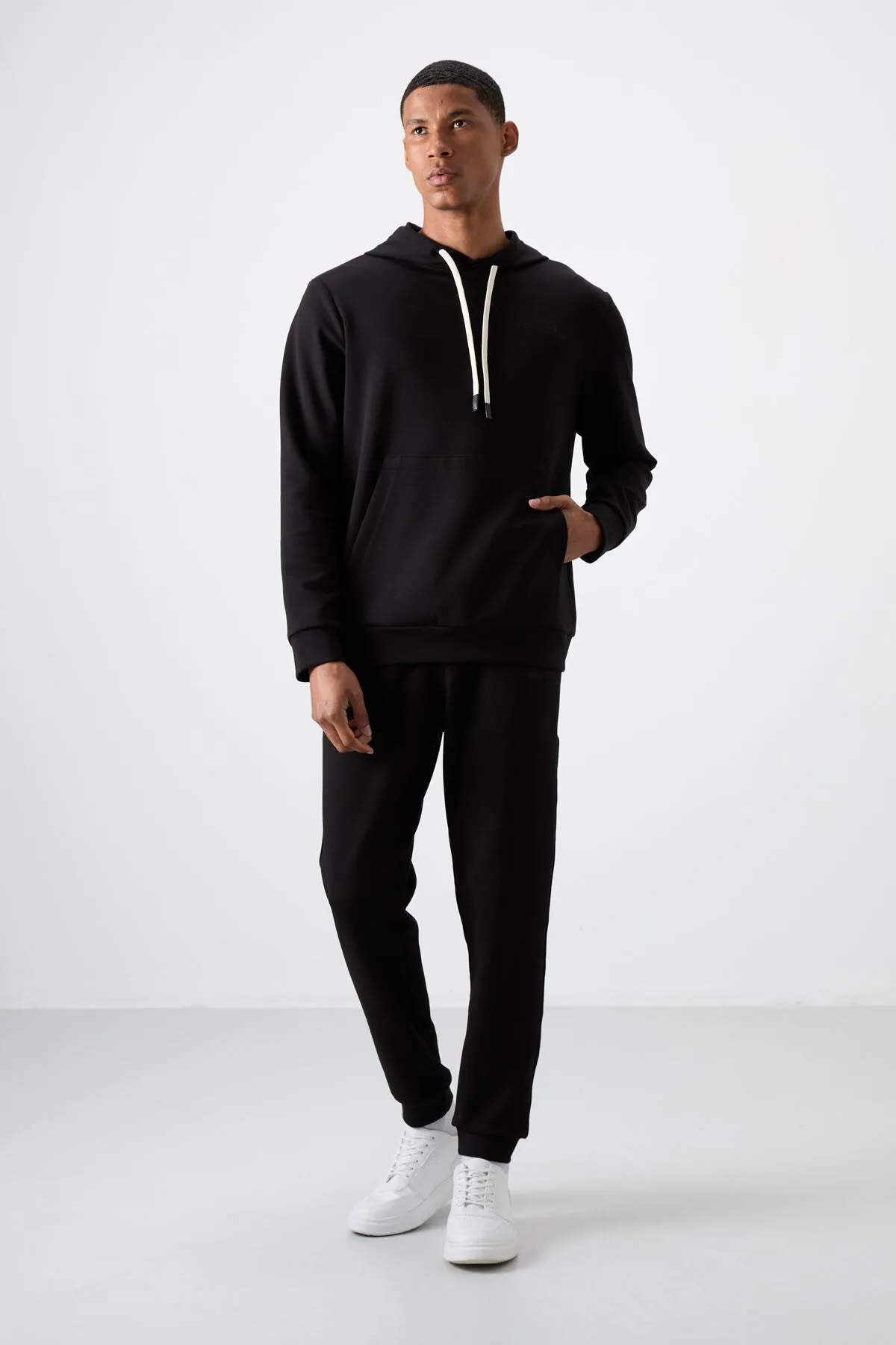 Siyah - Siyah Pamuklu Kalın Yumuşak Dokulu Comfort Fit Nakışlı Erkek Eşofman Takım - 85255 - Siyah/siyah