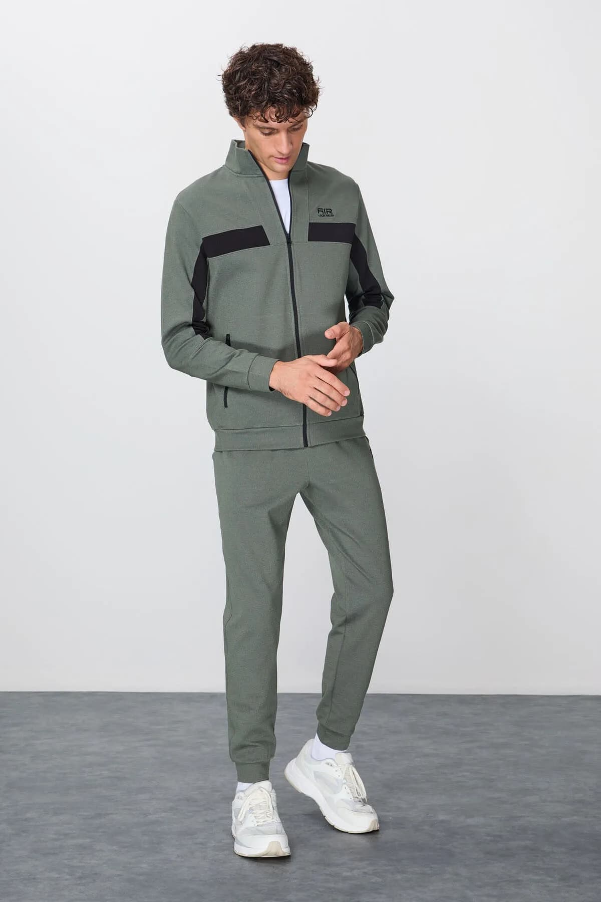 Haki Yüzeyi Dokulu Standart Fit Nakışlı Erkek Eşofman Takım - 85248 - Haki/haki