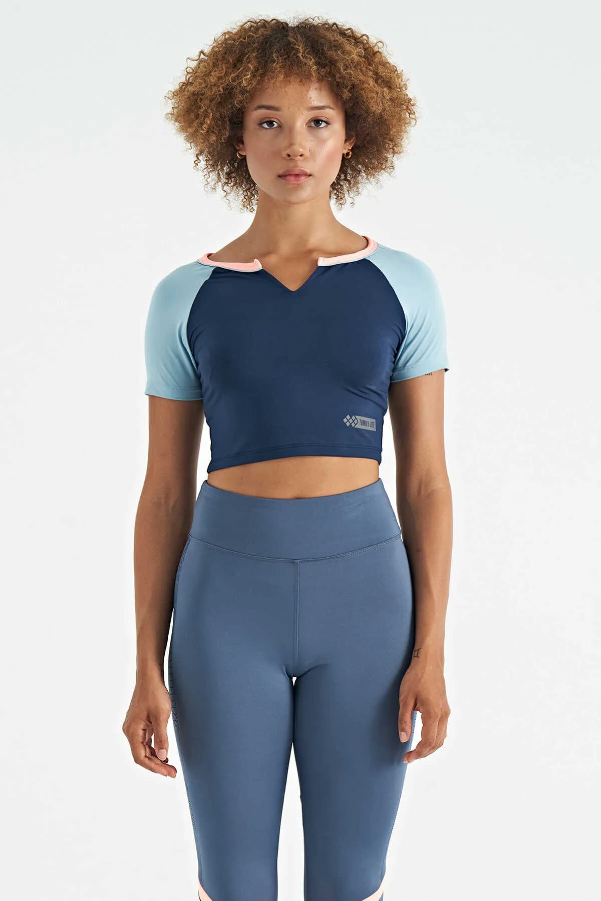 Tommylife Toptan İndigo Renk Bloklu Logo Baskılı O Yaka Dar Kalıp Kadın Crop T-Shirt - 97270 - İNDİGO