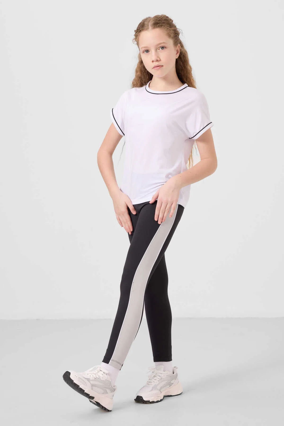 Tommylife Toptan O Yaka Yan Şerit Detaylı Standart Fit Performans Kız Çocuk Tayt Takım 75191 Beyaz Siyah - Beyaz/Sıyah