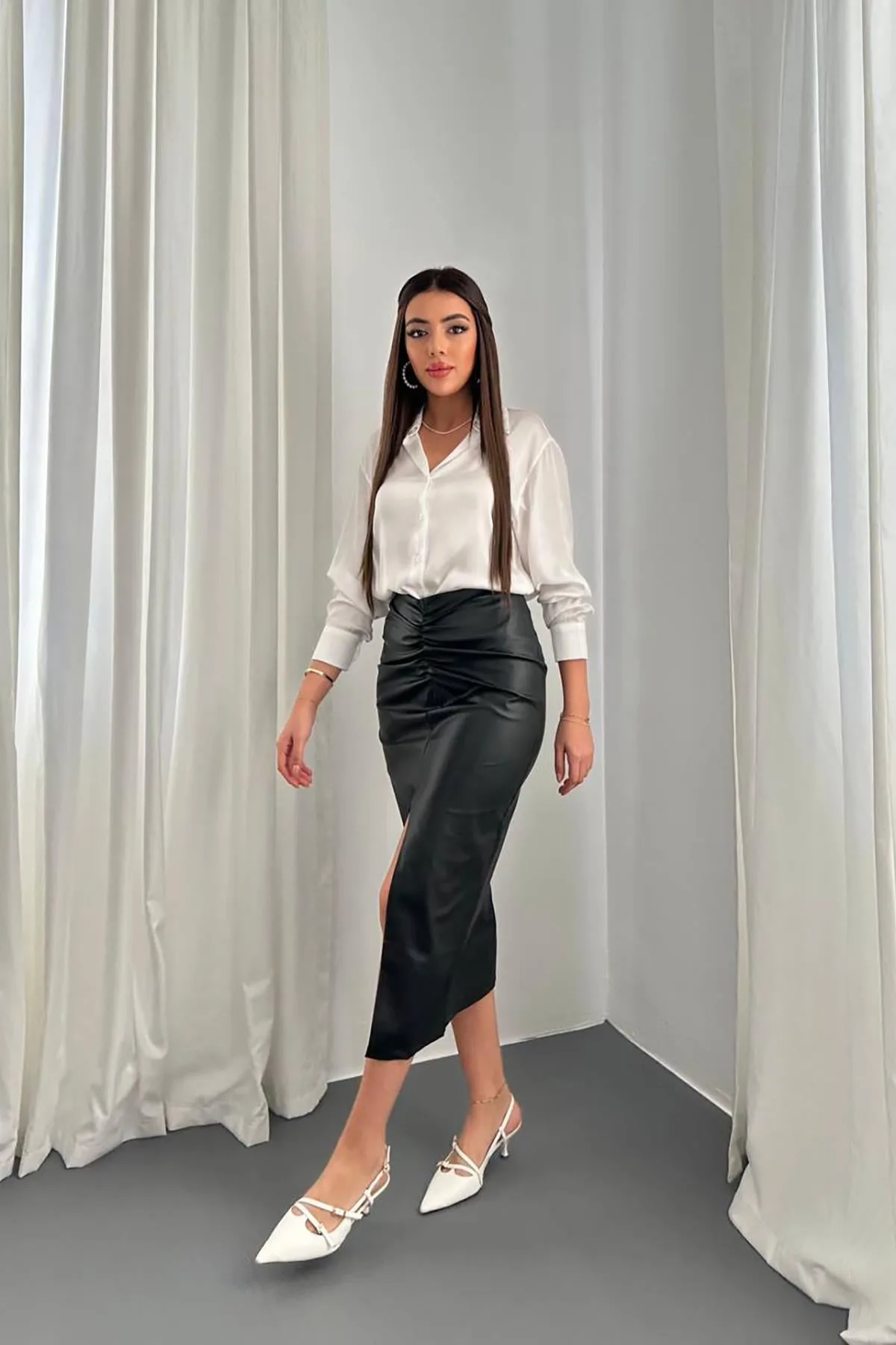 Siyah Büzgü Detaylı Deri Etek - Siyah