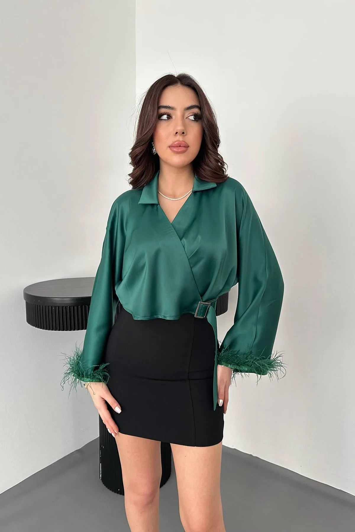 Zümrüt Kolları Tüylü Saten Crop - Zümrüt