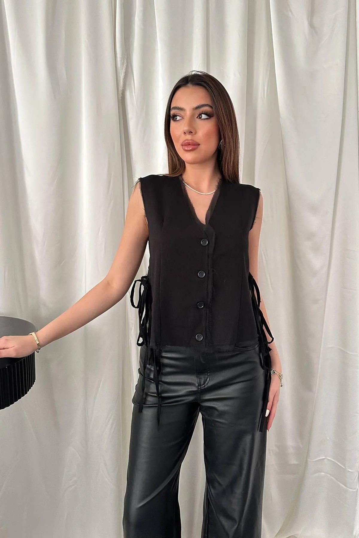 Siyah Yanları Bağcıklı Yelek - Siyah