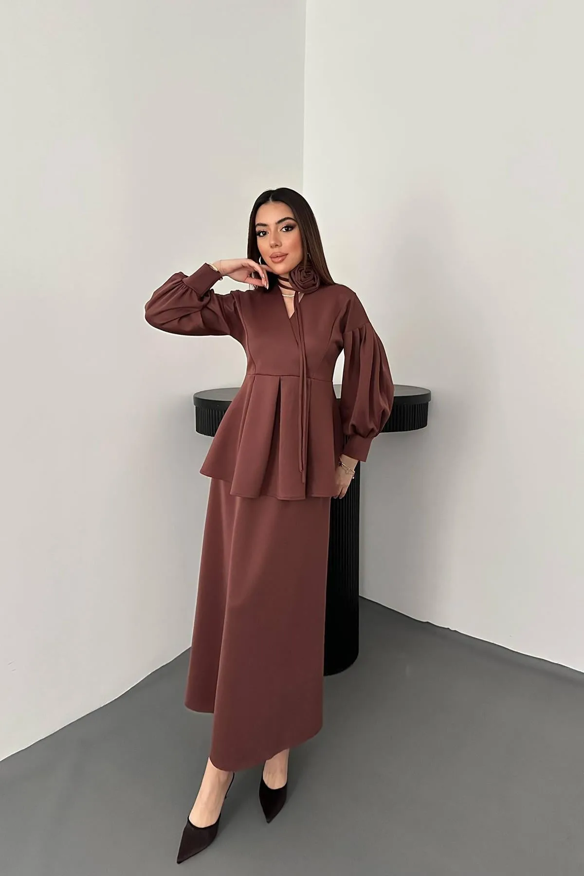 Kahverengi Gül Detaylı Takım - Kahverengi