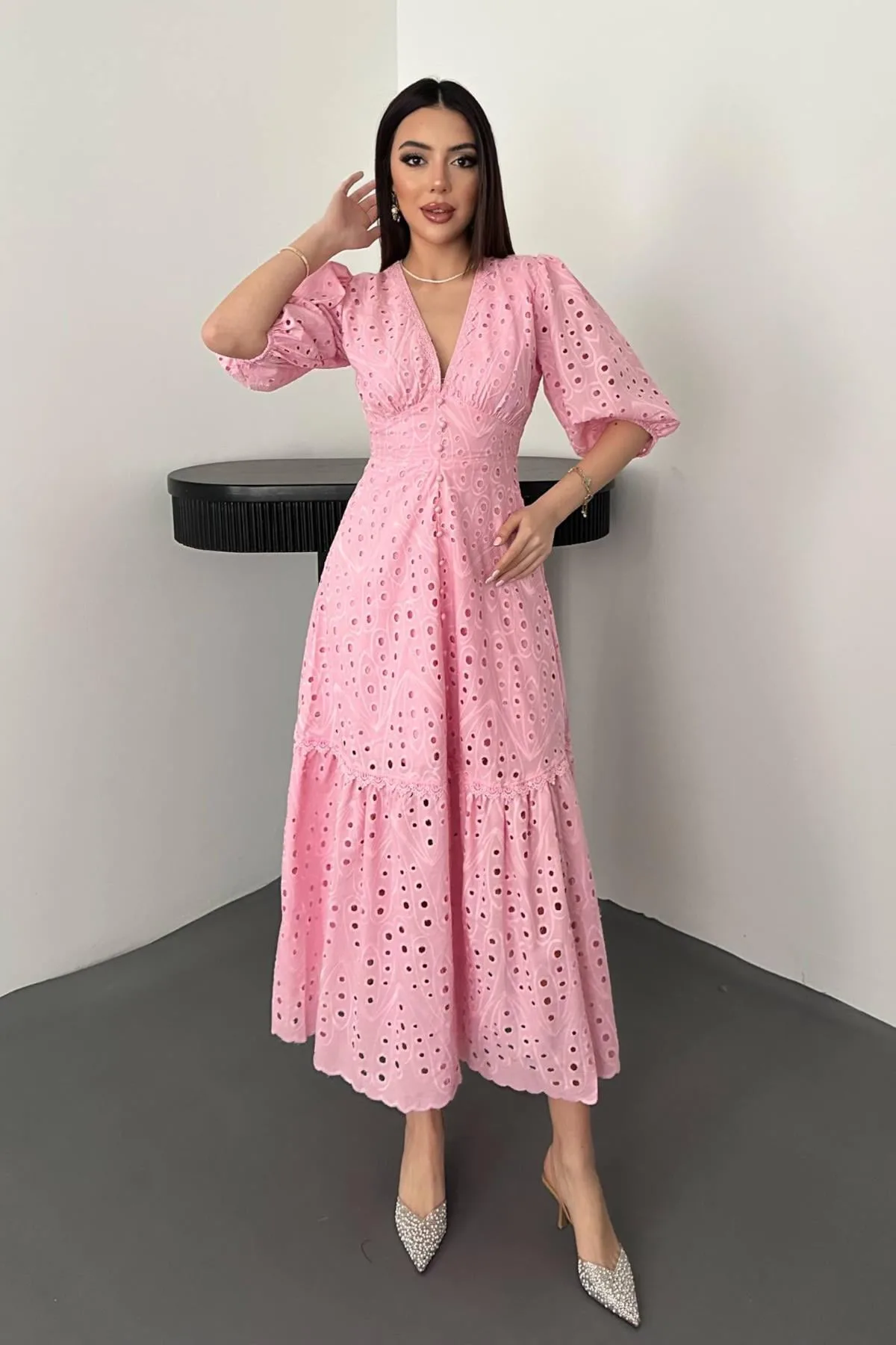 Pembe Büzgü Detaylı Dantelli Brode Elbise - Pembe