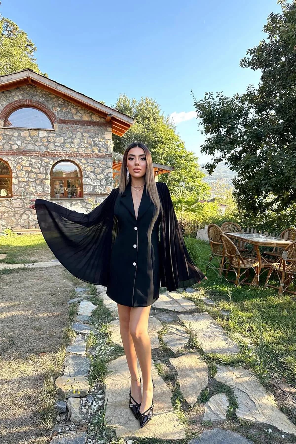 Siyah Kolları Pilseli Atlas Ceket Elbise - Siyah