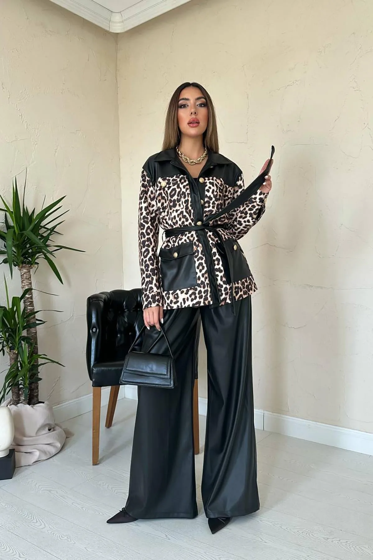 Siyah Deri Garnili Leopar Takım - Siyah