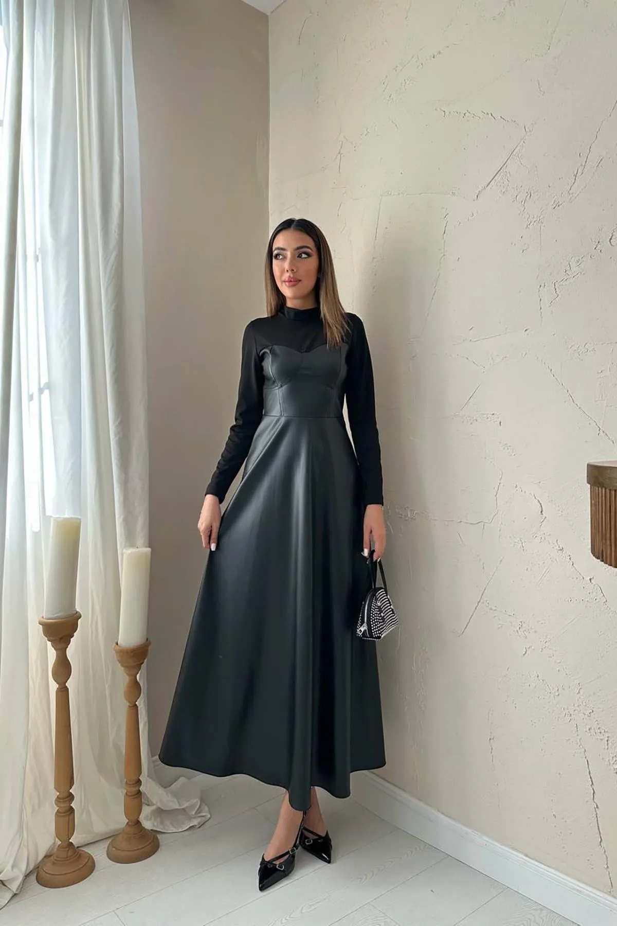 Siyah Kalp Yaka Deri Elbise - Siyah