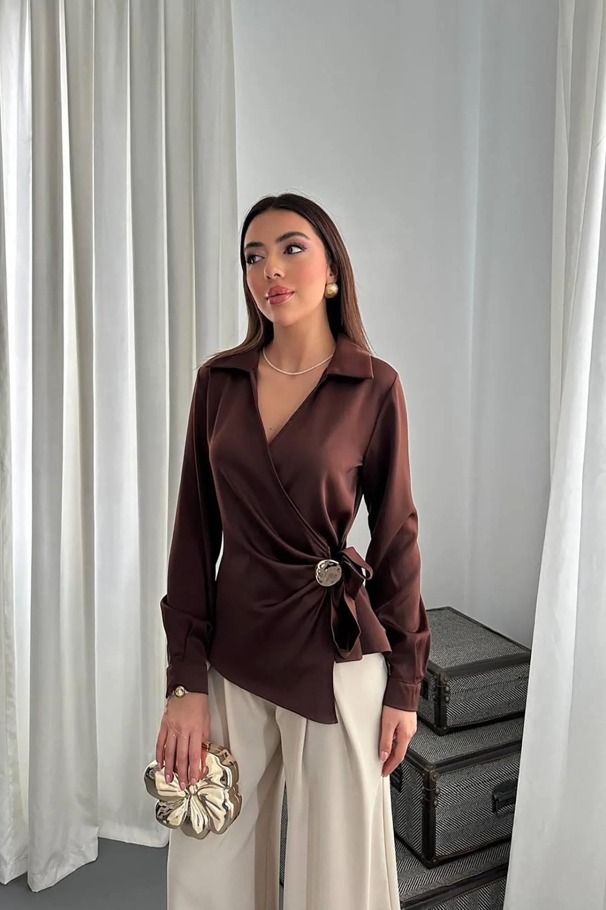 Kahverengi Düğme Detaylı Saten Bluz - Kahverengi