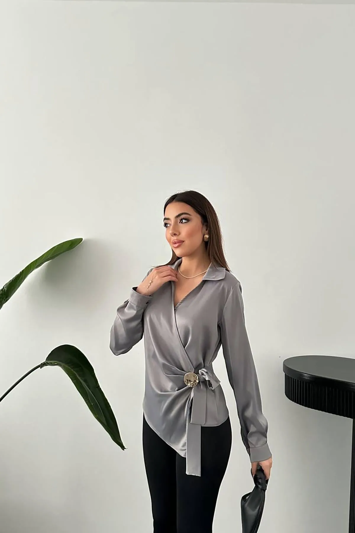 Gri Düğme Detaylı Saten Bluz - Gri