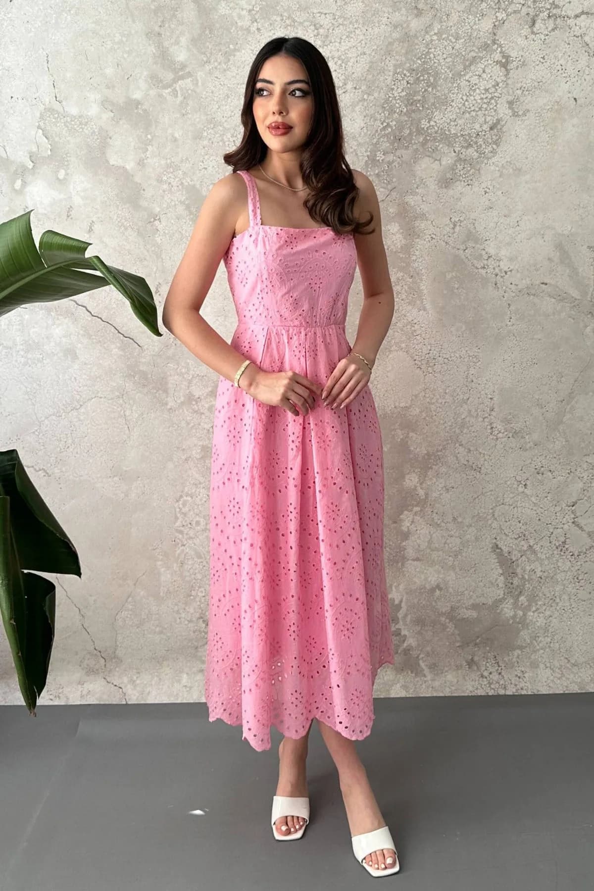 Pembe Askılı Aparatlı Brode Elbise - Pembe