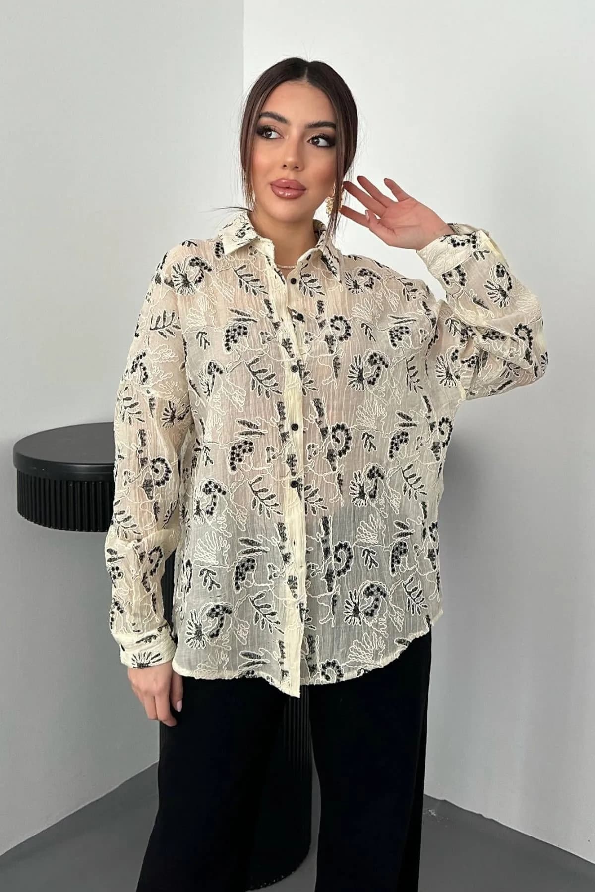 Siyah Nakışlı Oversize Gömlek - Siyah