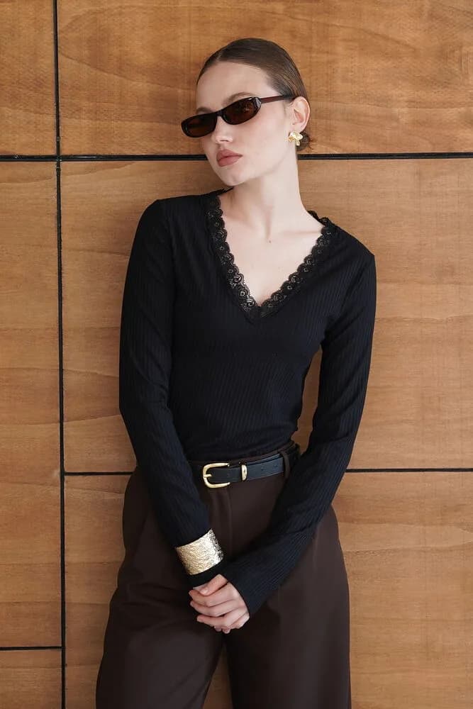 Yakası Dantel Detaylı Sweatshırt